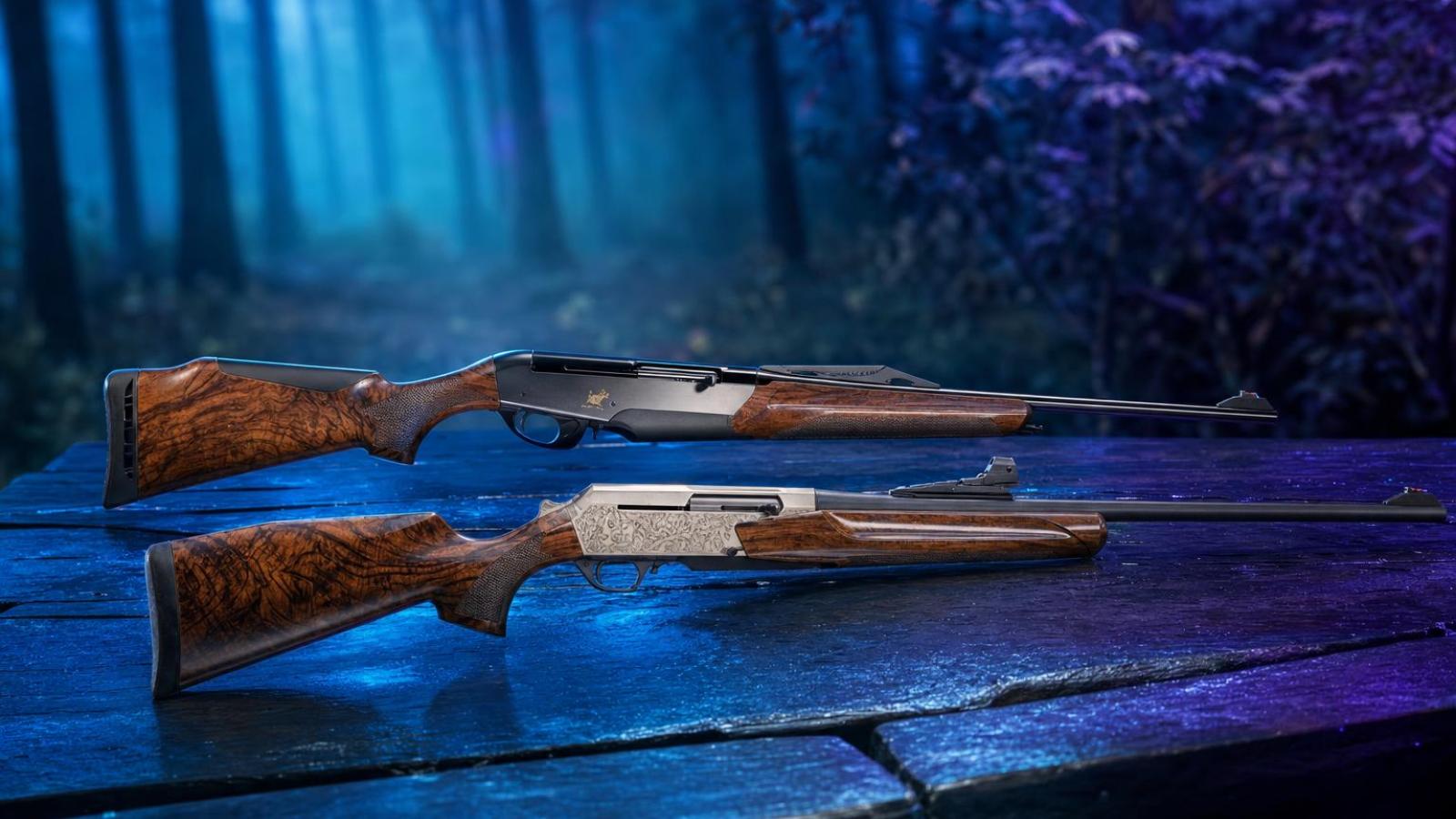 Browning BAR 4X a Benelli Argo E Pro položené vedľa seba na drevenom stole.