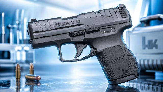 Pistol HK SFP9 CC na modrom pozadi s nabojmi