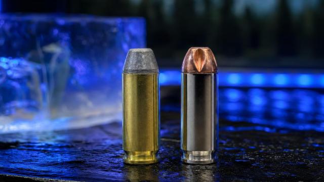 Náboje 10 mm Auto s hard-cast a drážkovanou monolitickou strelou položené vedľa seba.