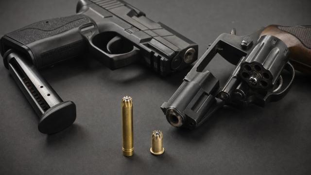 Expanzná pištoľ 9 mm P.A.K. a revolver 9 mm R.K. s príslušnými slepými nábojmi.
