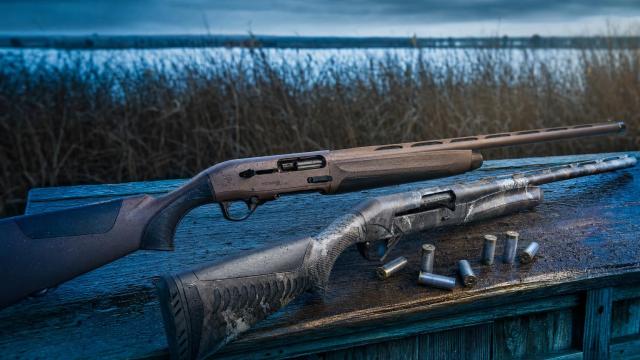 Beretta A400 Xtreme Plus a Benelli Super Black Eagle 3 vedľa seba v poľovníckom kryte pri mokradi.