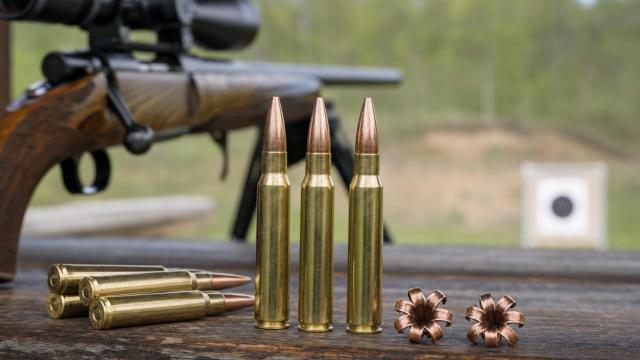Bezolovnaté náboje .308 Winchester a expandované medené strely na streleckom stole.