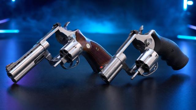 Nerezové revolvery Colt Python 4,25″ a Smith & Wesson 686 Plus s otvorenými valcami.
