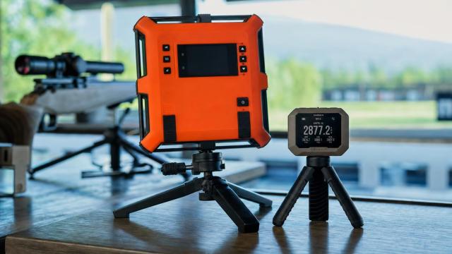 Garmin Xero C1 Pro a oranžový LabRadar vedľa seba na streleckom stole.