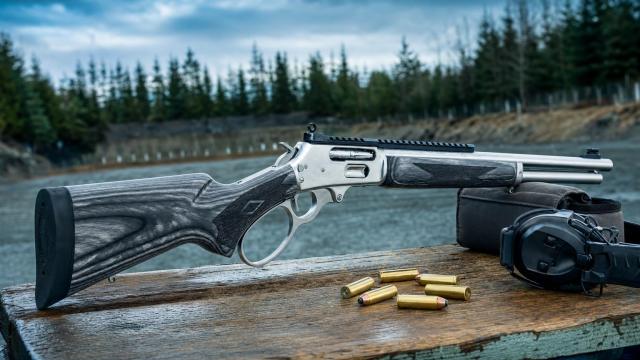 Nerezová páková guľovnica Marlin 1895 SBL s nábojmi .45-70 Government na streleckom stole.