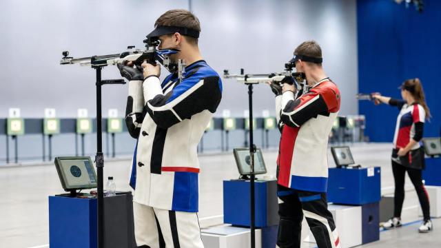 Slovenský a český reprezentant počas súťaže vo vzduchovej puške na 10 metrov.