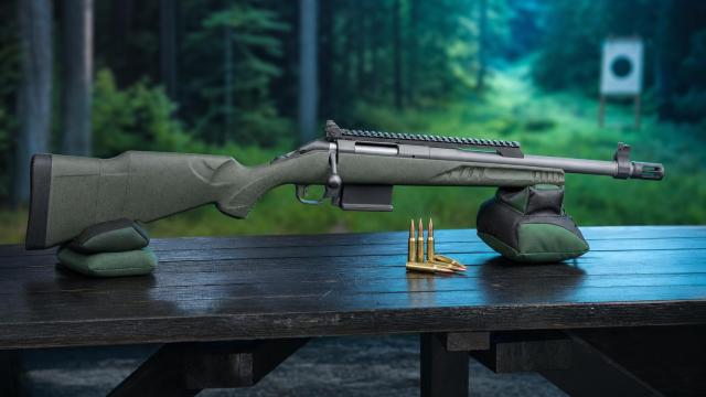 Kompaktná puška Ruger American Rifle Gen II Scout v .308 Win s krátkou hlavňou a zelenou pažbou.