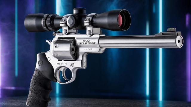 Nerezový revolver Ruger Super Redhawk .22 Hornet s dlhou hlavňou a čiernou rukoväťou.
