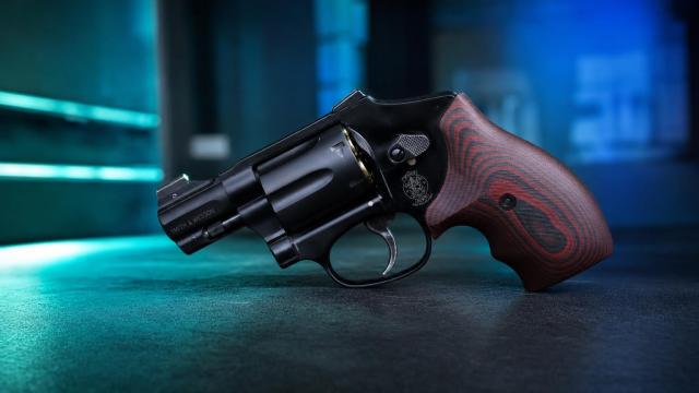 Čierny revolver Smith & Wesson Model 432 Ultimate Carry s čierno-červenou rukoväťou VZ G10.