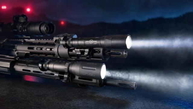 SureFire M640DFT Turbo a Modlite OKW-18650 porovnané na dvoch puškách v nočnom teréne.