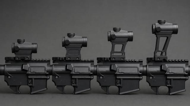 Štyri kolimátory na platforme AR-15 osadené na montážach s postupne rastúcou výškou.