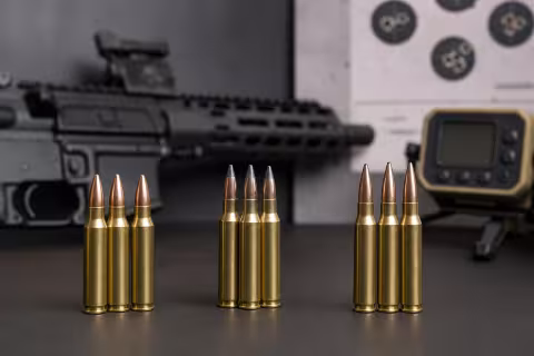 Náboje .223 Remington s 55, 62 a 77 gr strelami pri krátkej karabíne.