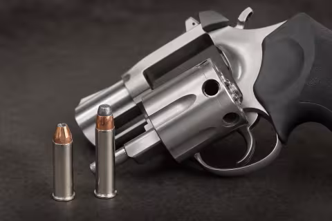 Náboje .32 H&R Magnum a .327 Federal Magnum pri otvorenom valci kompaktného revolvera.