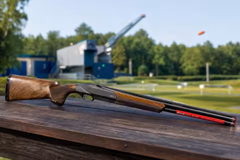 Športová kozlica Benelli 828 U Sport s oceľovou baskulou a orechovou pažbou na brokovom strelišti.