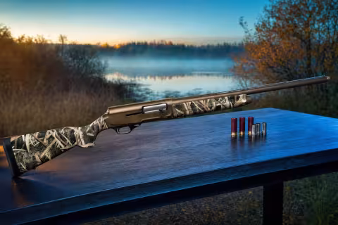 Browning A5 Hunter s orechovou pažbou a charakteristickým zvýšeným puzdrom záveru.