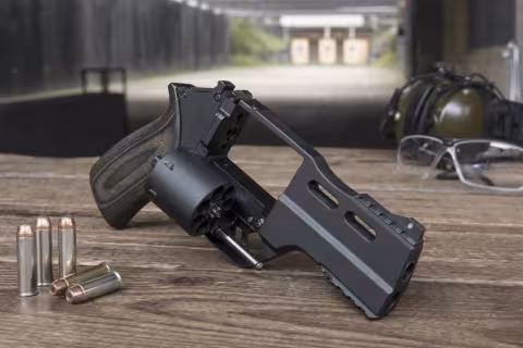 Chiappa Rhino 30DS s otvoreným valcom na pulte strelnice