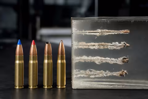 Civilné náboje 5,7 × 28 mm s rozdielnymi typmi striel vedľa balistického gélu.