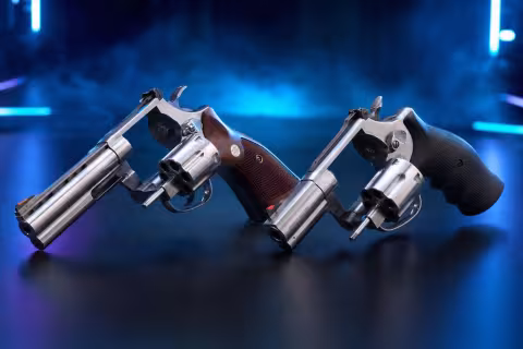 Nerezové revolvery Colt Python 4,25″ a Smith & Wesson 686 Plus s otvorenými valcami.