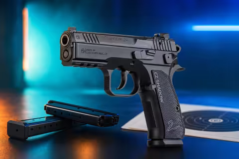 Kompaktná pištoľ CZ Shadow 2 Carry s dvoma zásobníkmi na streleckom stole.