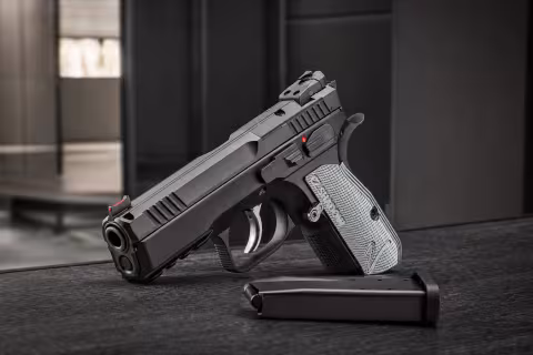 CZ Shadow 2 Compact s vybratým zásobníkom na streleckom stole.