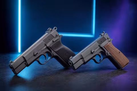FN High Power a Springfield Armory SA-35 položené vedľa seba bez zásobníkov.
