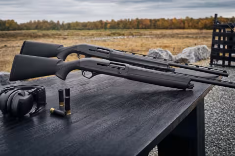 Franchi Affinity 3 a Winchester Super X4 položené vedľa seba na streleckom stole.
