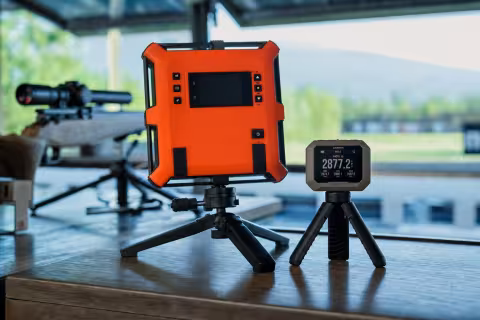 Garmin Xero C1 Pro a oranžový LabRadar vedľa seba na streleckom stole.