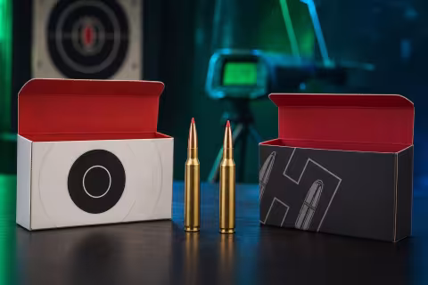 Náboje Hornady .25 Creedmoor ELD Match a ELD-X na streleckom stole.