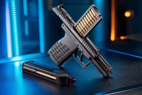 KelTec PR-5.7 s otvoreným záverom a desaťranovým nabíjacím pásikom.