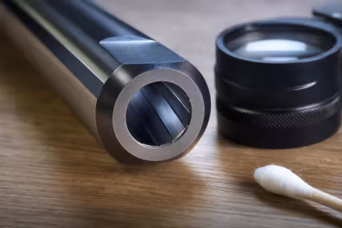 Detail poškodenej korunky puškovej hlavne pod lupou