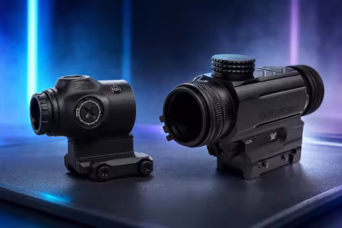 Primary Arms SLx 1X MicroPrism a Vortex Spitfire AR vedľa seba.