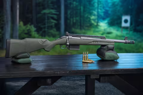 Kompaktná puška Ruger American Rifle Gen II Scout v .308 Win s krátkou hlavňou a zelenou pažbou.