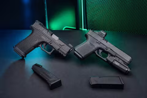 Ruger RXM a Glock 19 Gen5 MOS položené vedľa seba na porovnanie.