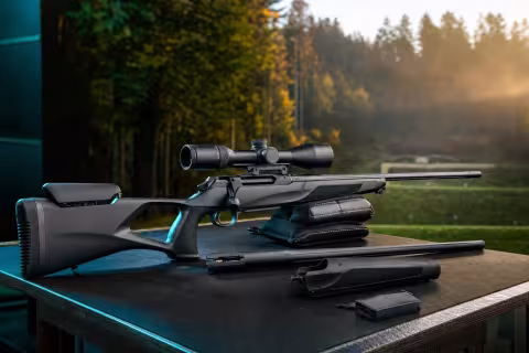 Modulárna guľovnica Sauer 505 s optikou, náhradnou hlavňou a odpojeným predpažbím.