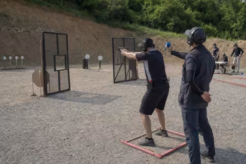 Strelec a rozhodca na situácii počas súťaže v dynamickej streľbe.