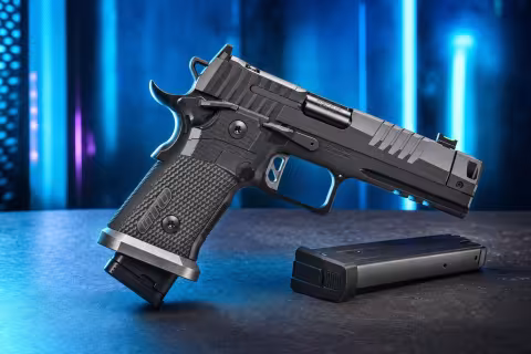 Celokovová pištoľ SIG Sauer P211-GTO s továrenským kompenzátorom a zásobníkom.