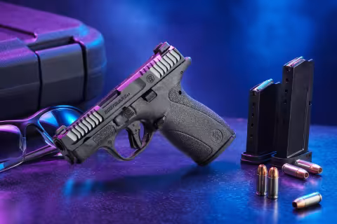Smith & Wesson Bodyguard 2.0 so zásobníkmi a nábojmi .380 ACP na streleckom stole.