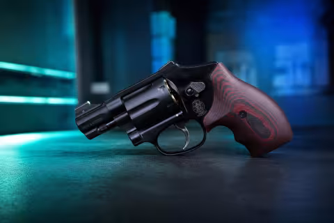 Čierny revolver Smith & Wesson Model 432 Ultimate Carry s čierno-červenou rukoväťou VZ G10.