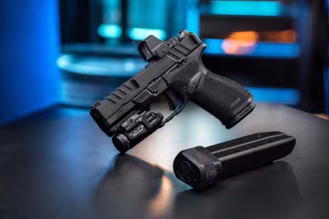 Kompaktná pištoľ Springfield Armory Echelon 4.0C s dvoma zásobníkmi.