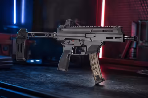 Kompaktná 9 mm zbraň Springfield Armory Kuna s priehľadným zásobníkom a kolimátorom.