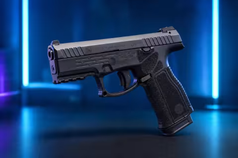Čierna pištoľ Steyr M9-A2 MF s nízkym záverom a lichobežníkovými mieridlami.