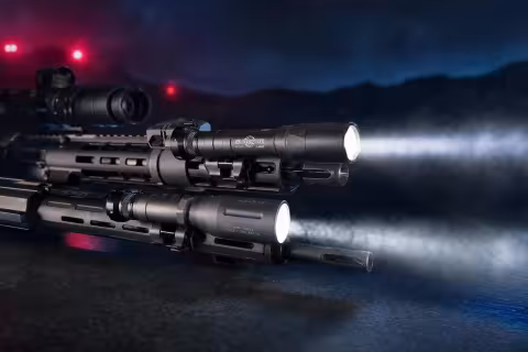 SureFire M640DFT Turbo a Modlite OKW-18650 porovnané na dvoch puškách v nočnom teréne.