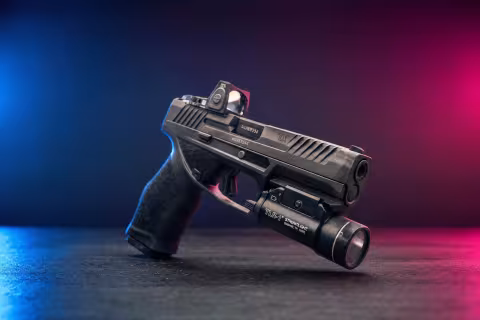 Taurus TX9 Full Size bez zásobníka na tmavom neutrálnom pozadí.