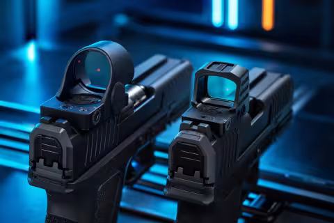 Trijicon SRO a Holosun 507Comp na športových pištoliach pri pohľade cez rozdielne tvarované okná.