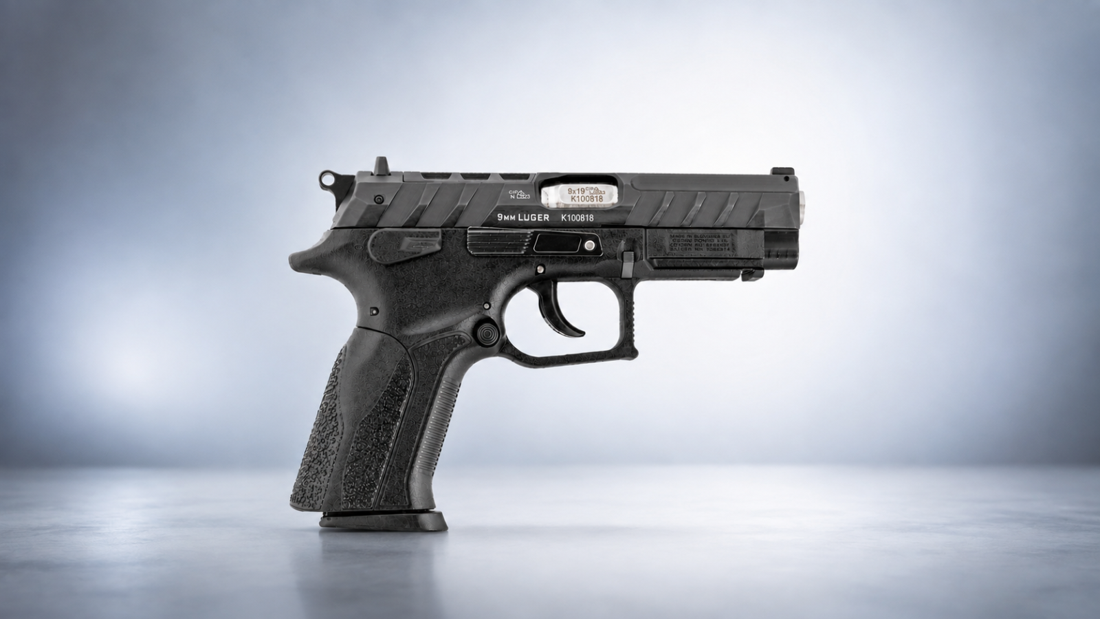 grand power k100 mk23 na sedom pozadi