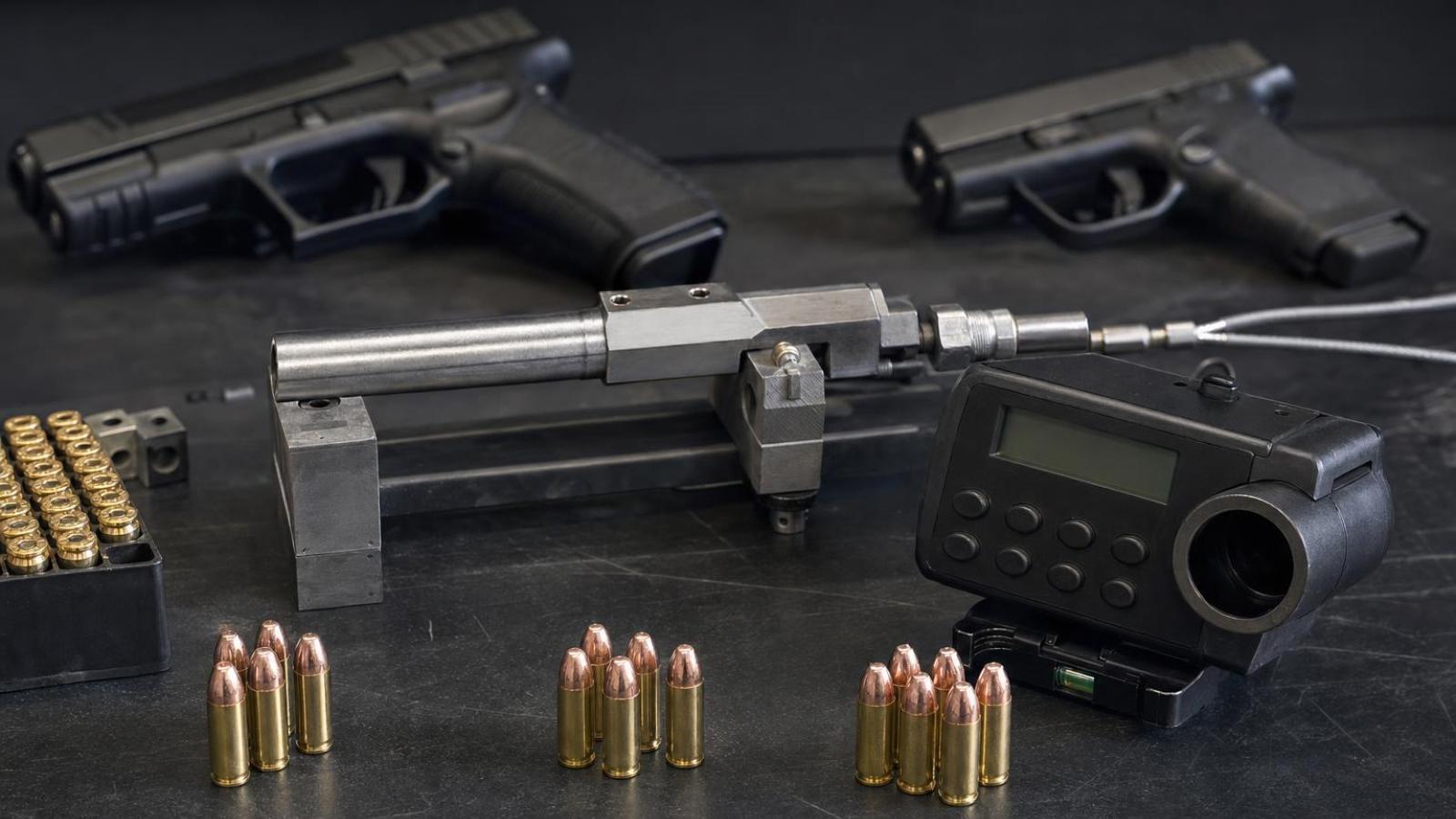 Náboje 9 × 19 mm pri tlakovej skúšobnej hlavni a chronografe.