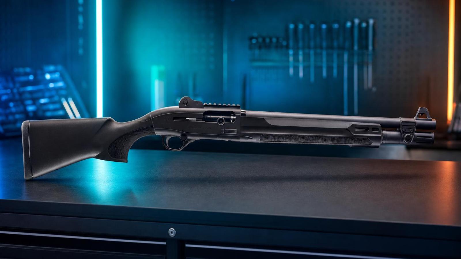 Čierna samonabíjacia brokovnica Beretta 1301 Tactical Mod. 2 s predpažbím M-Lok.
