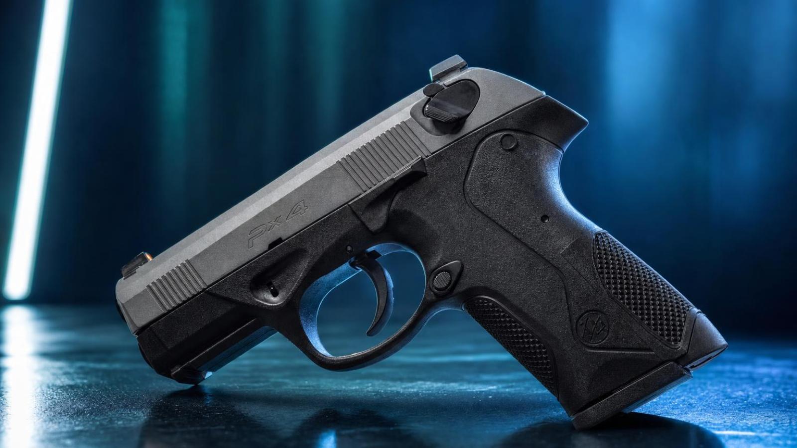 Beretta PX4 Compact Carry 2 so sivým záverom a čiernym rámom bez zásobníka.