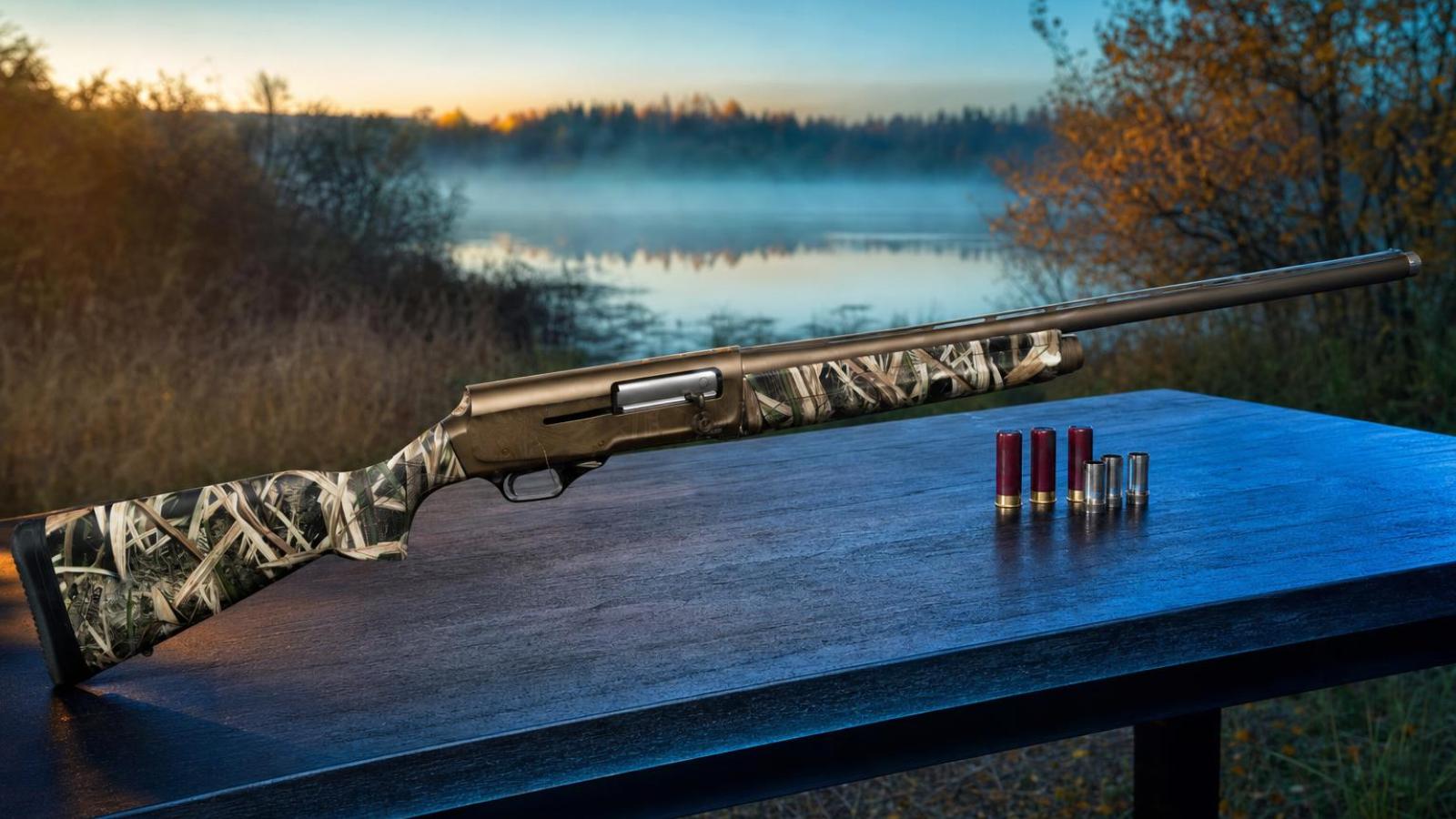Browning A5 Hunter s orechovou pažbou a charakteristickým zvýšeným puzdrom záveru.