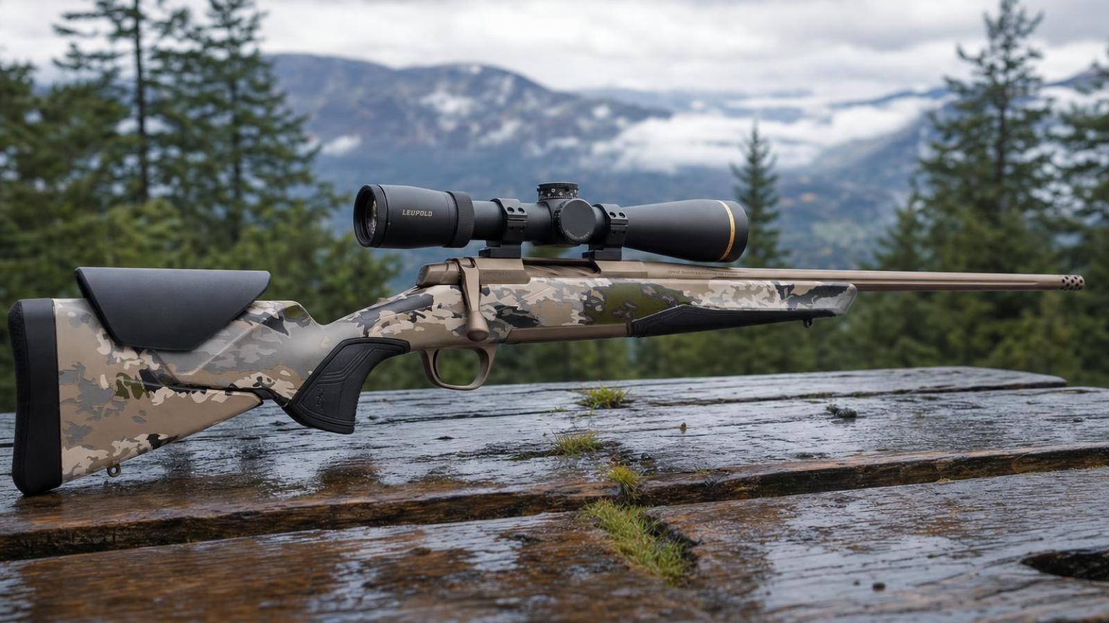 Browning X-Bolt 2 Speed s pažbou Vari-Tech a bronzovou povrchovou úpravou na poľovníckej strelnici.